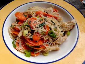 Salade fraîcheur aux vermicelles de riz, crudités et poulet