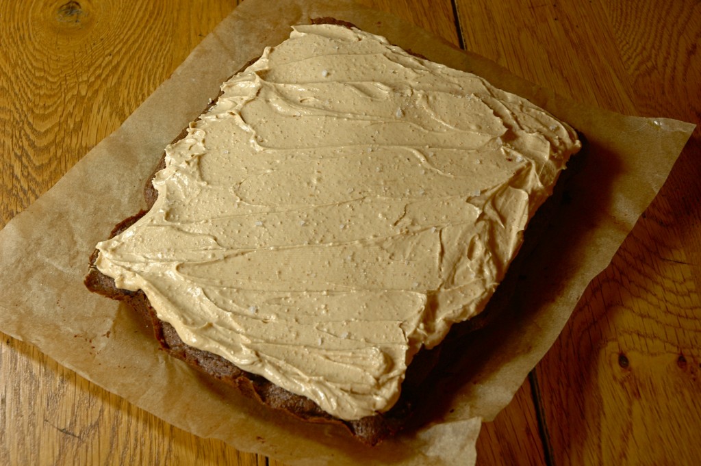 Brownies intensément chocolatés, glaçage au beurre de cacahuète et fleur de sel