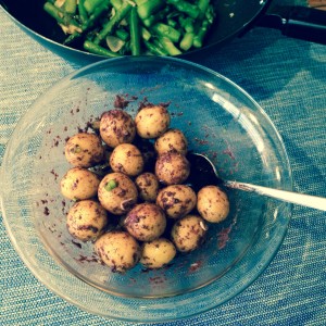 Petites pommes de terre à la tapenade noire et oignons de printemps