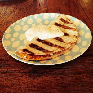 Quesadillas aux lentilles corail et sauce au yogourt pimenté